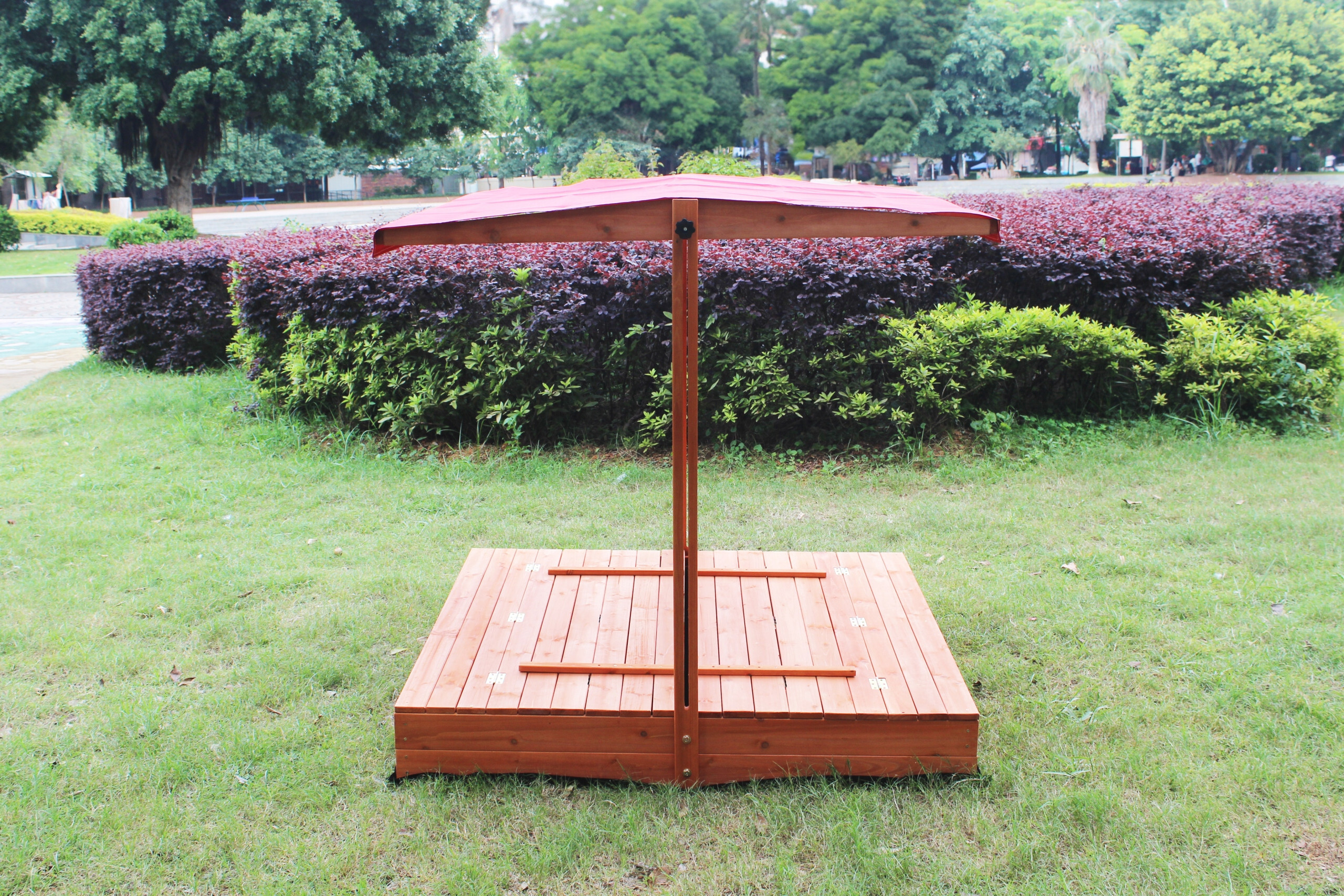 Przemyślany design – Wbudowane ławki i regulacja wysokości daszku