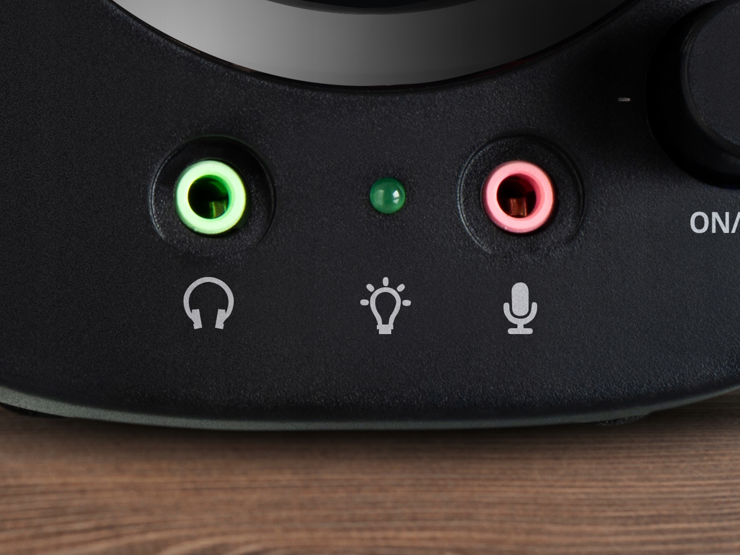 Wygodne podłączenie słuchawek i mikrofonu