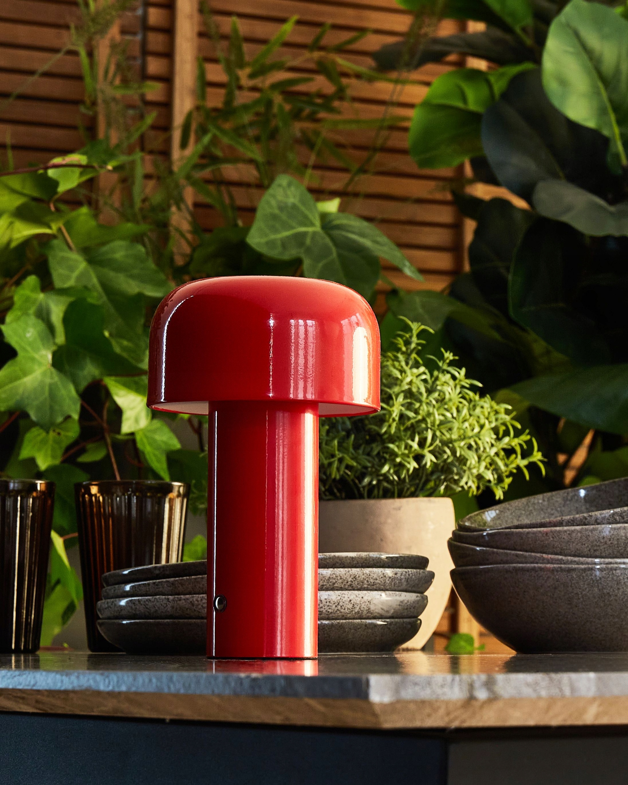 Nowoczesny design i kolorystyka – Czerwona lampa, która przyciąga wzrok