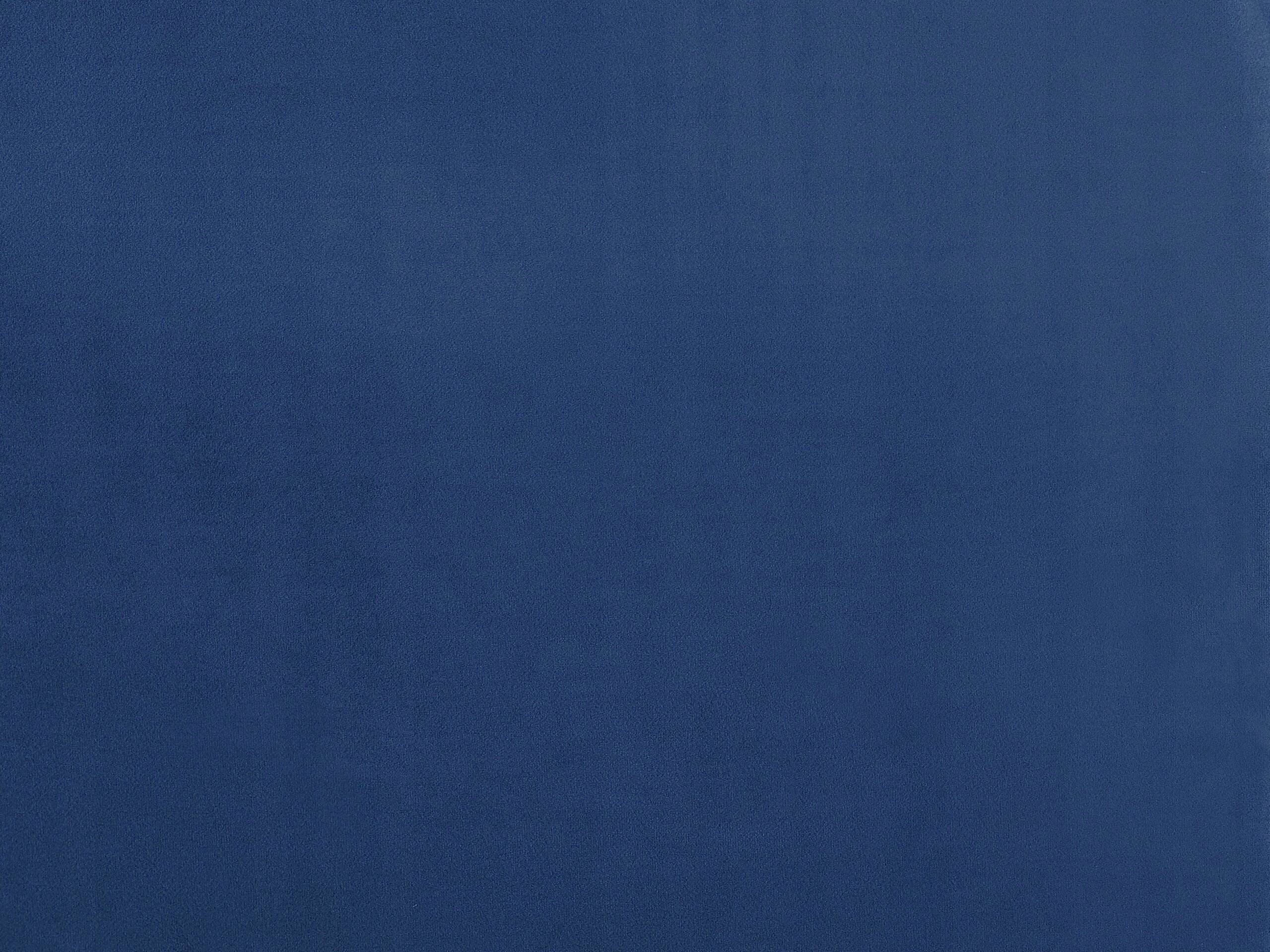 Stabilna konstrukcja na złotych nogach