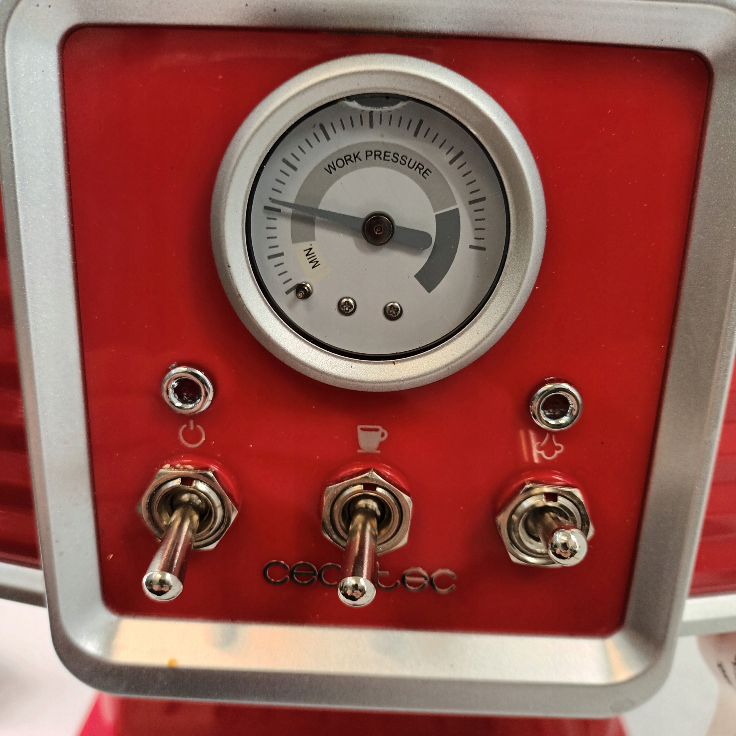 Cechy charakterystyczne ekspresu kolbowego Cecotec 01727