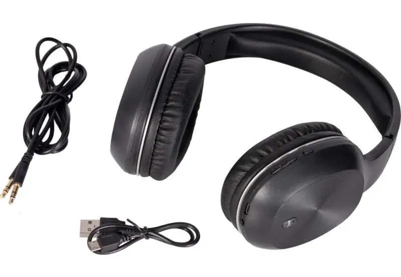 W zestawie kabel audio i kabel USB do ładowania