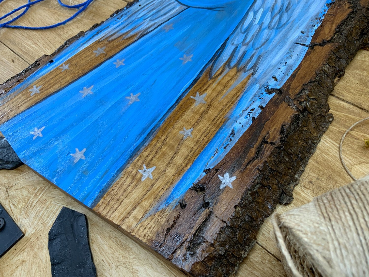 Niebiański Anioł - obrazek na desce z korą Szerokość produktu 14.5 cm