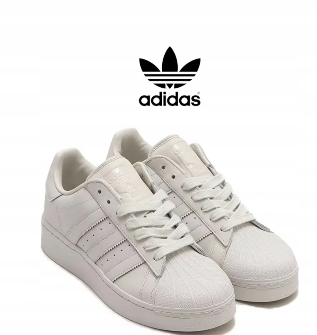 Miejski styl z akcentami charakterystycznymi dla adidas