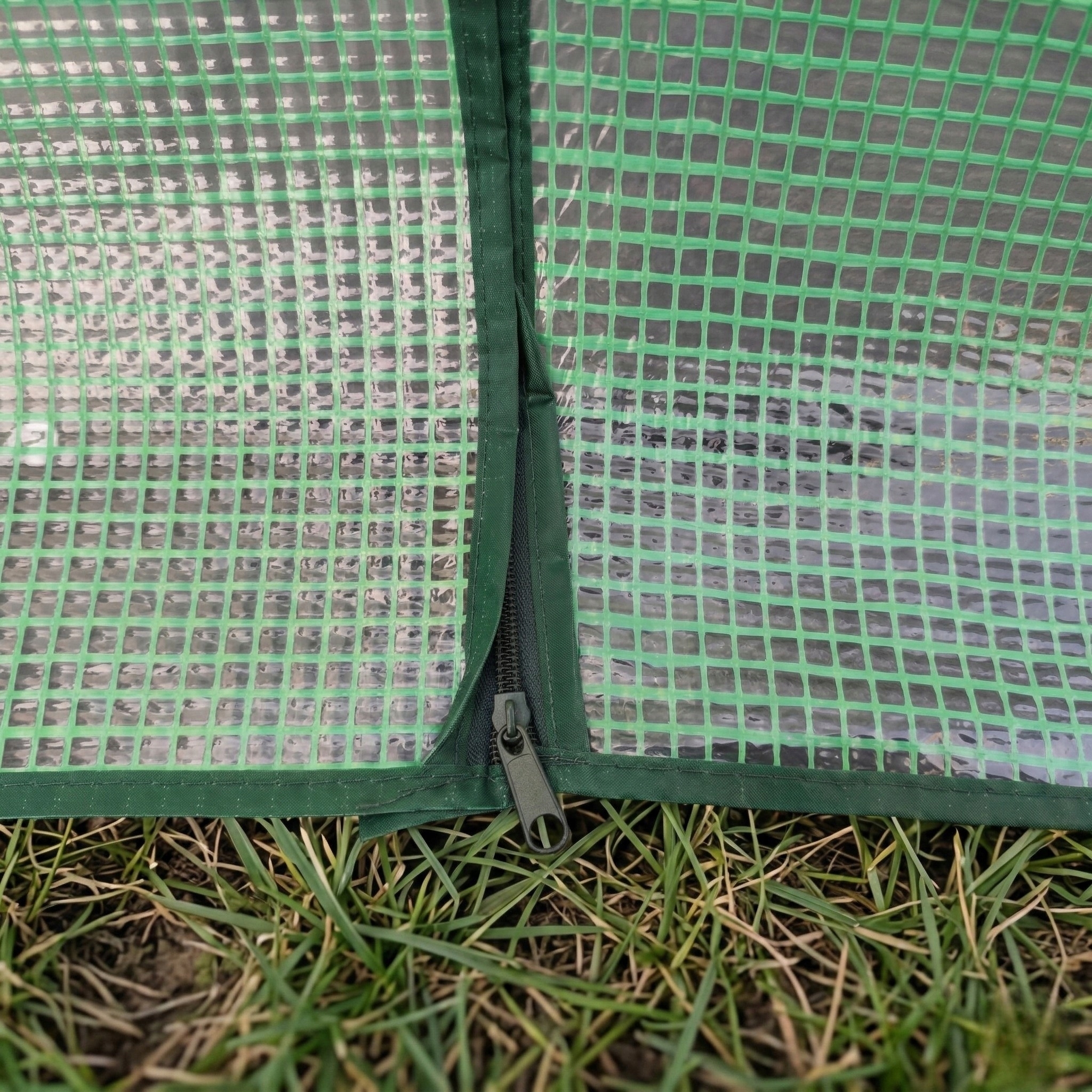 Szerokie, rolowane drzwi z zamkiem błyskawicznym – Łatwy dostęp do wnętrza