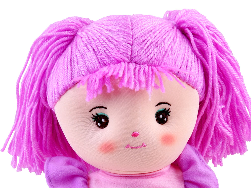 Wyszyte detale: brązowe oczka i różowy nosek