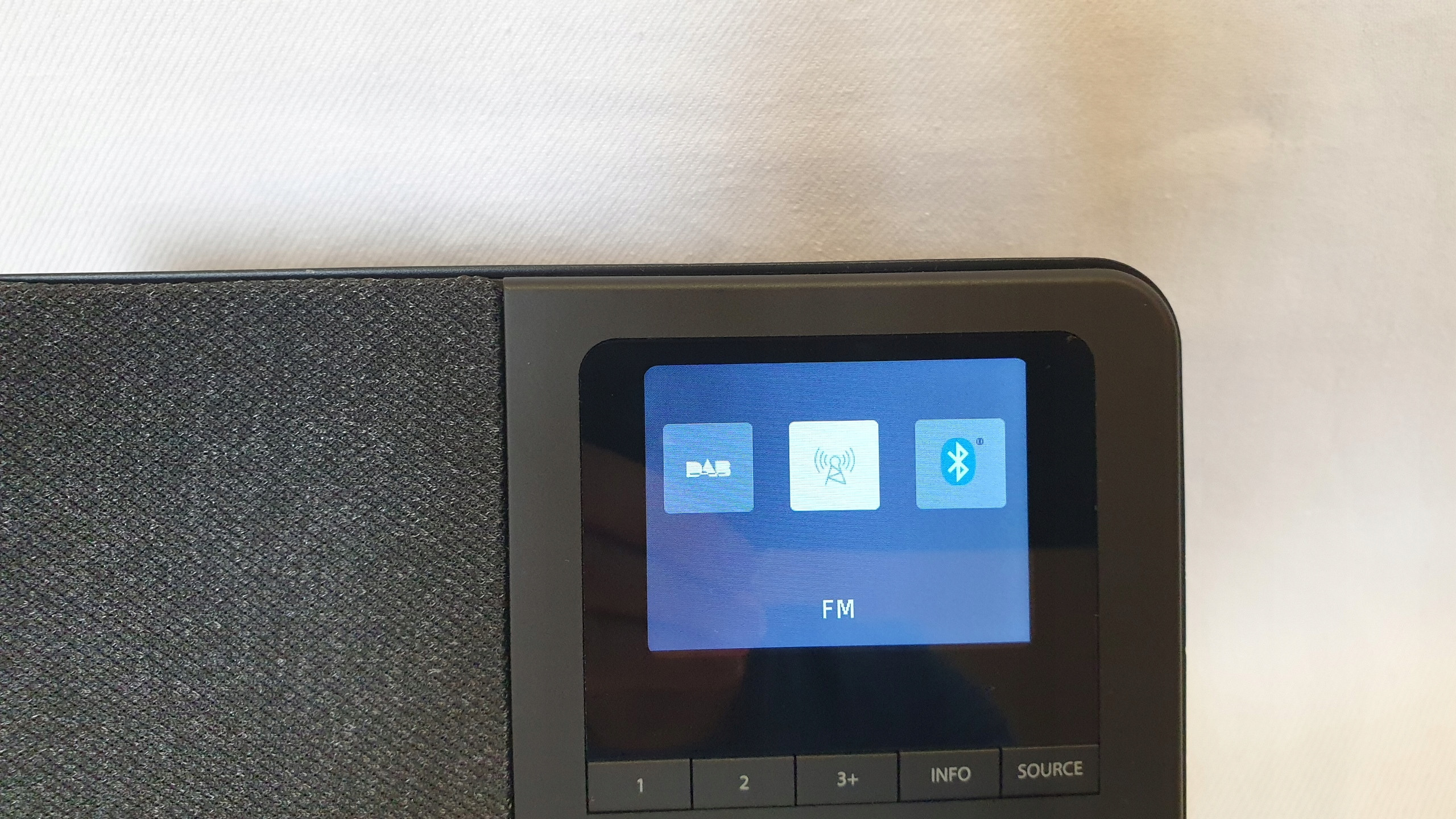 Kolorowy wyświetlacz TFT i zdejmowana antena FM