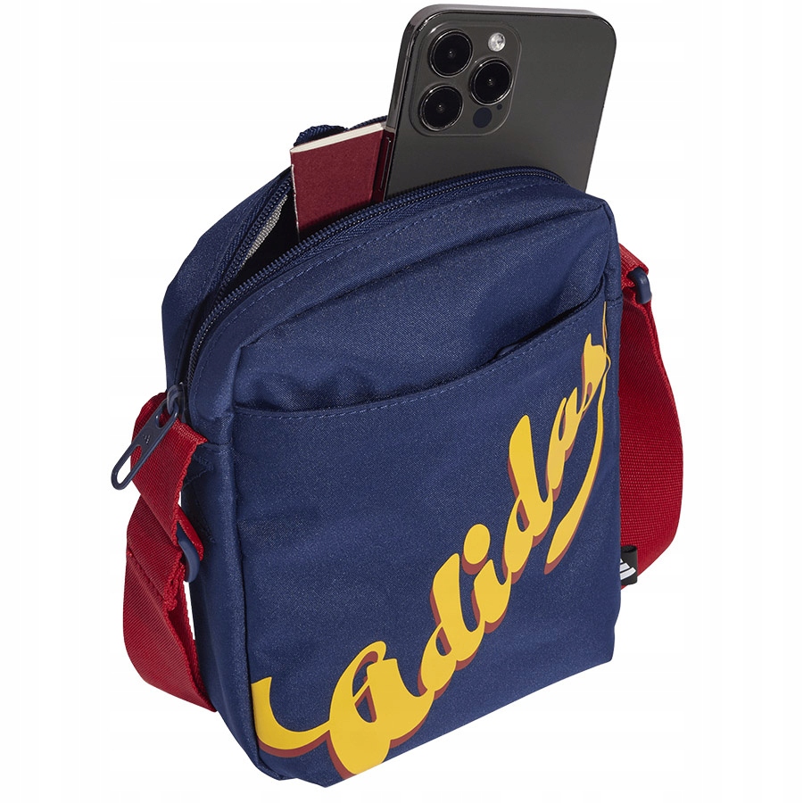 Przestronna komora i regulowany pasek na ramię