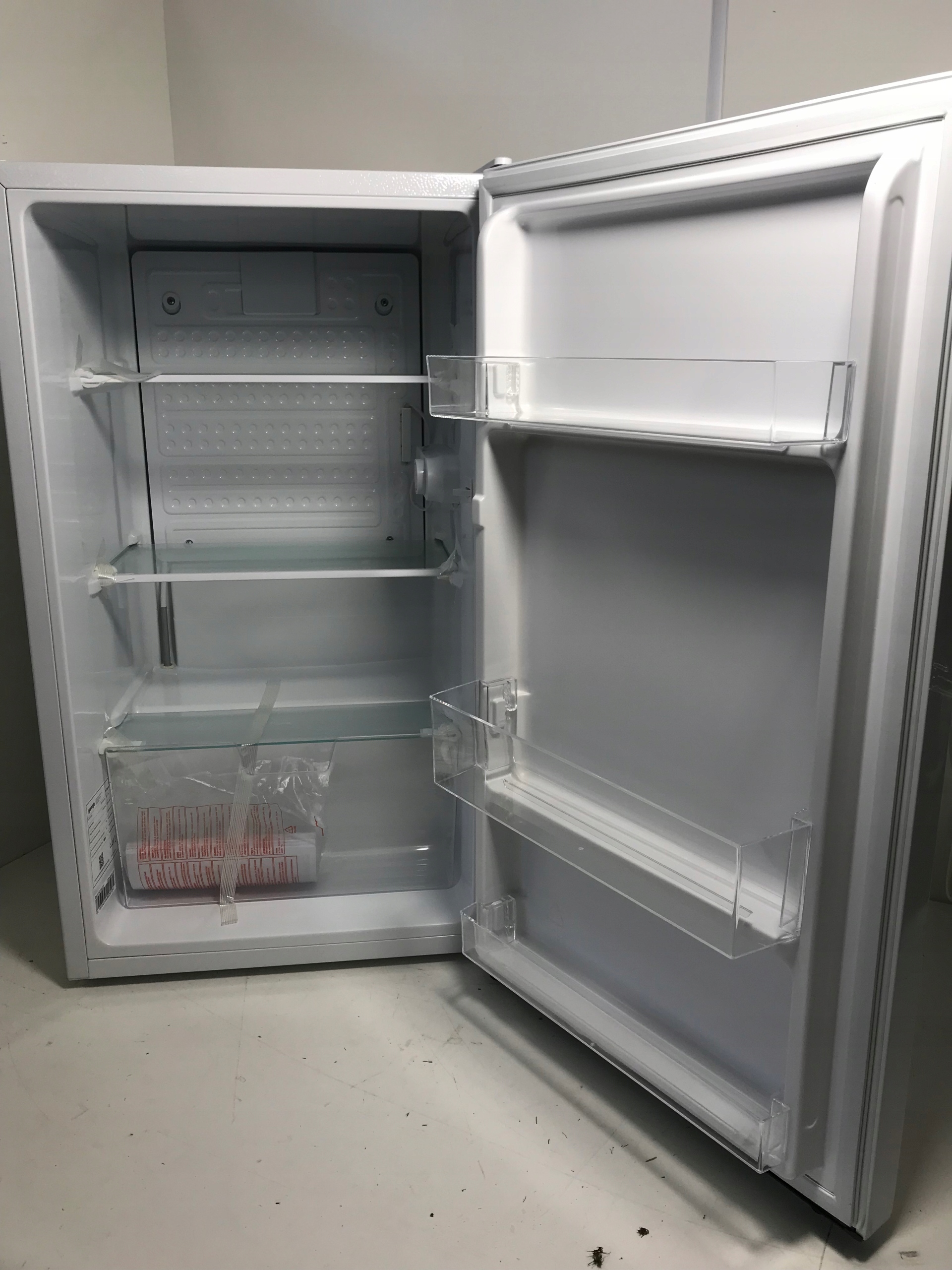 Stylowy design – Biały kolor i metalowa obudowa