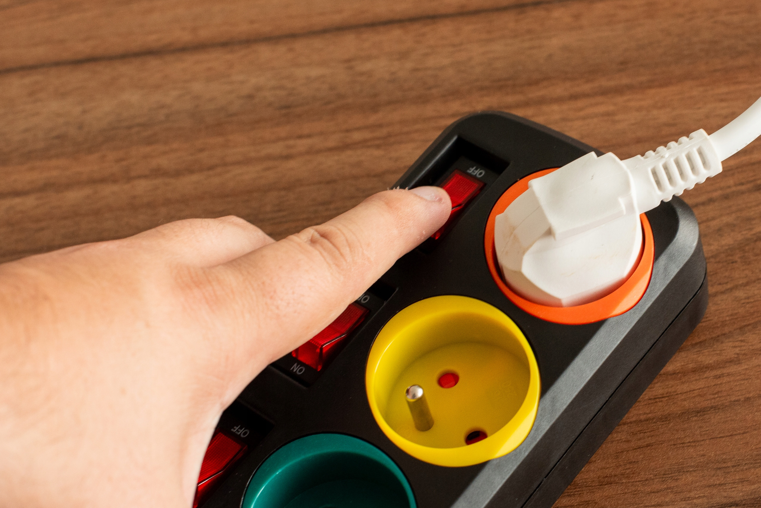 Pięć gniazd z niezależnymi wyłącznikami