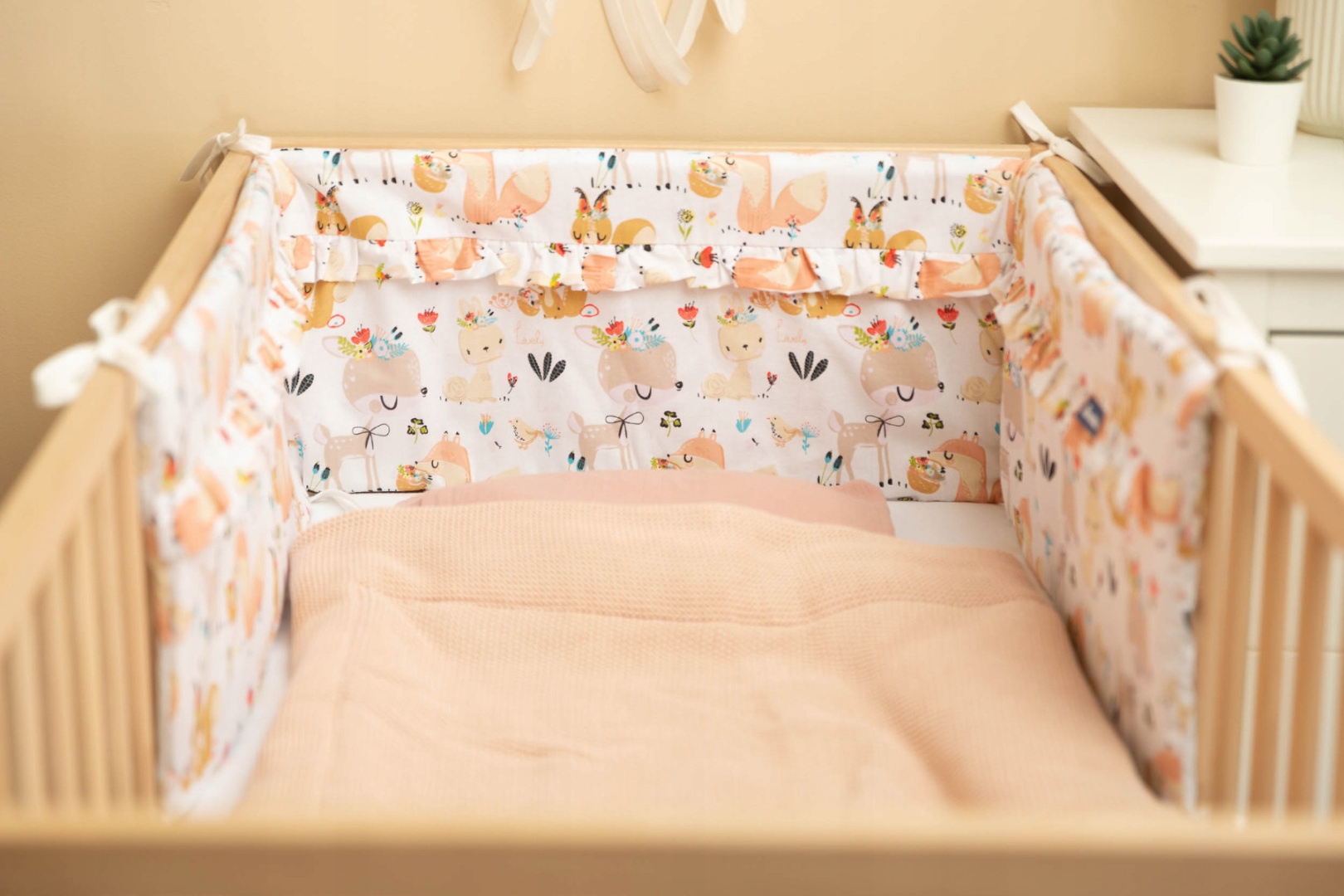 Ochraniacz do Łóżeczka Piknik – Bezpieczny i stylowy dodatek do pokoju maluszka