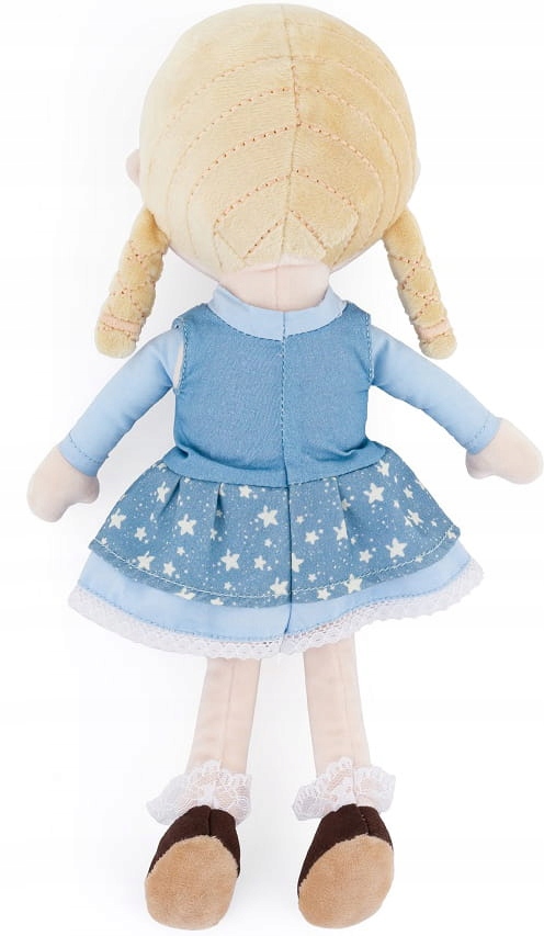 Urokliwy design – Sukienka i złociste warkocze