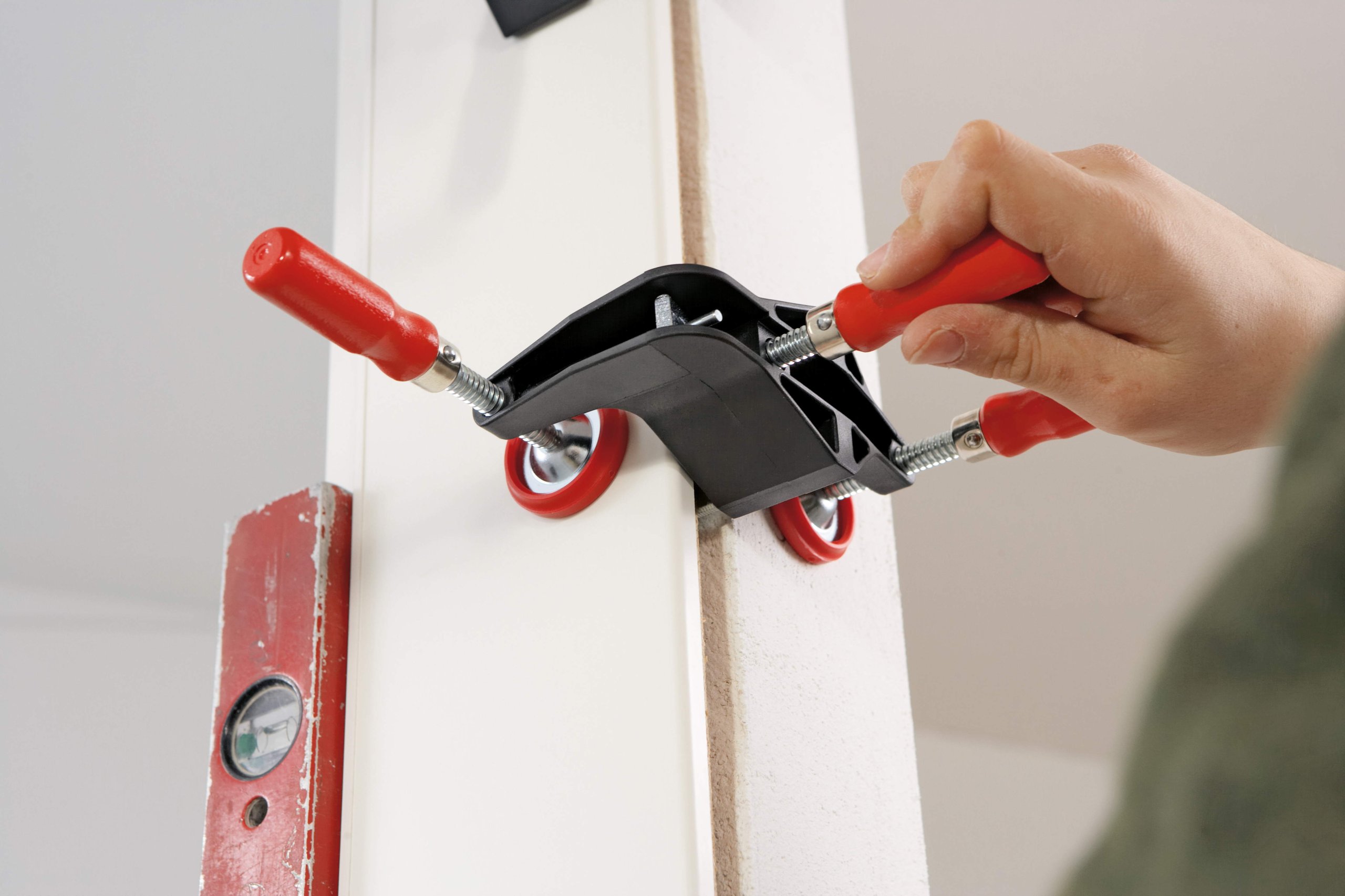 Szybkie i precyzyjne ustawienie ościeżnic drzwi