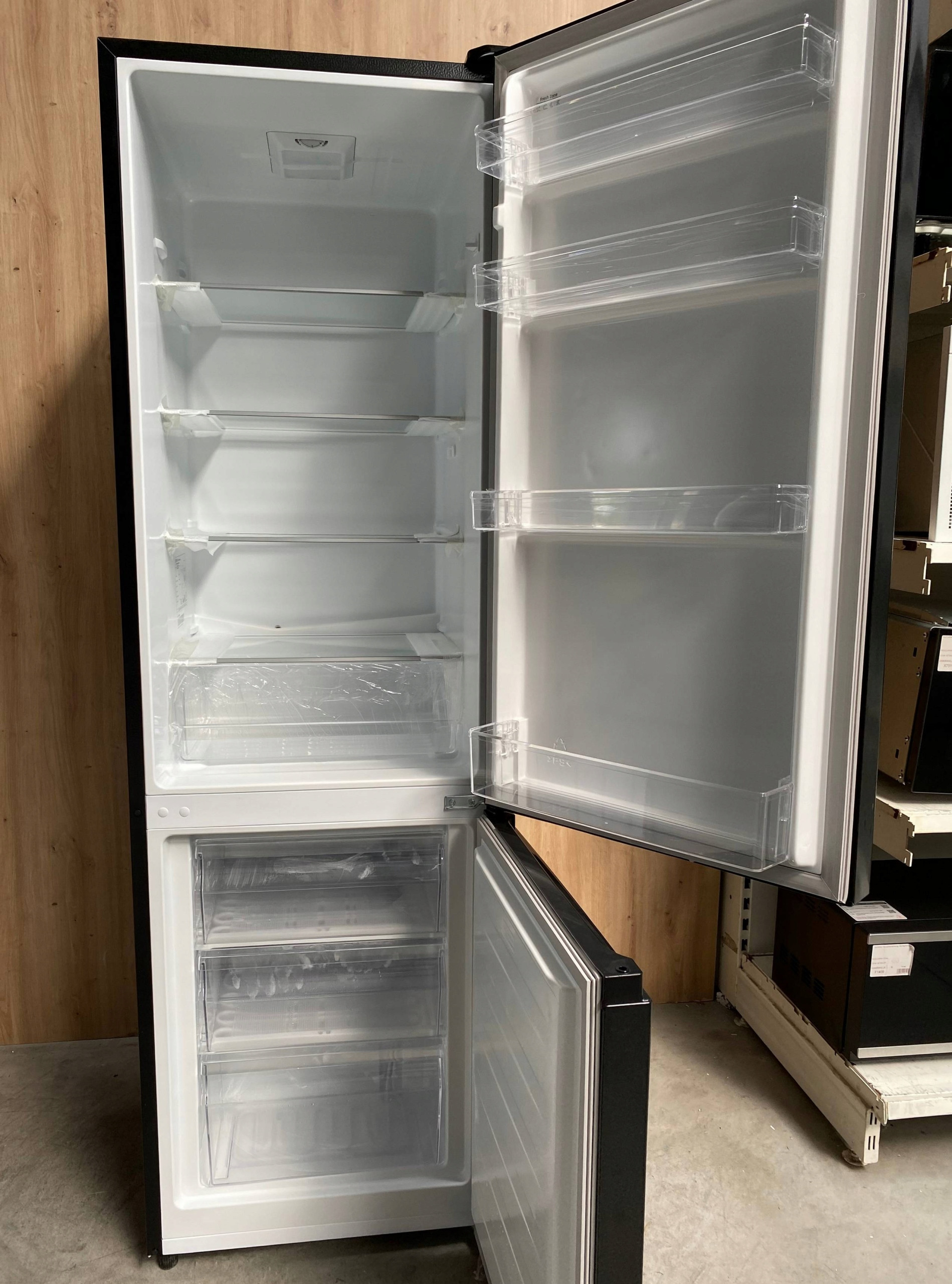 Praktyczne półki i pojemniki – Organizacja przestrzeni w lodówce