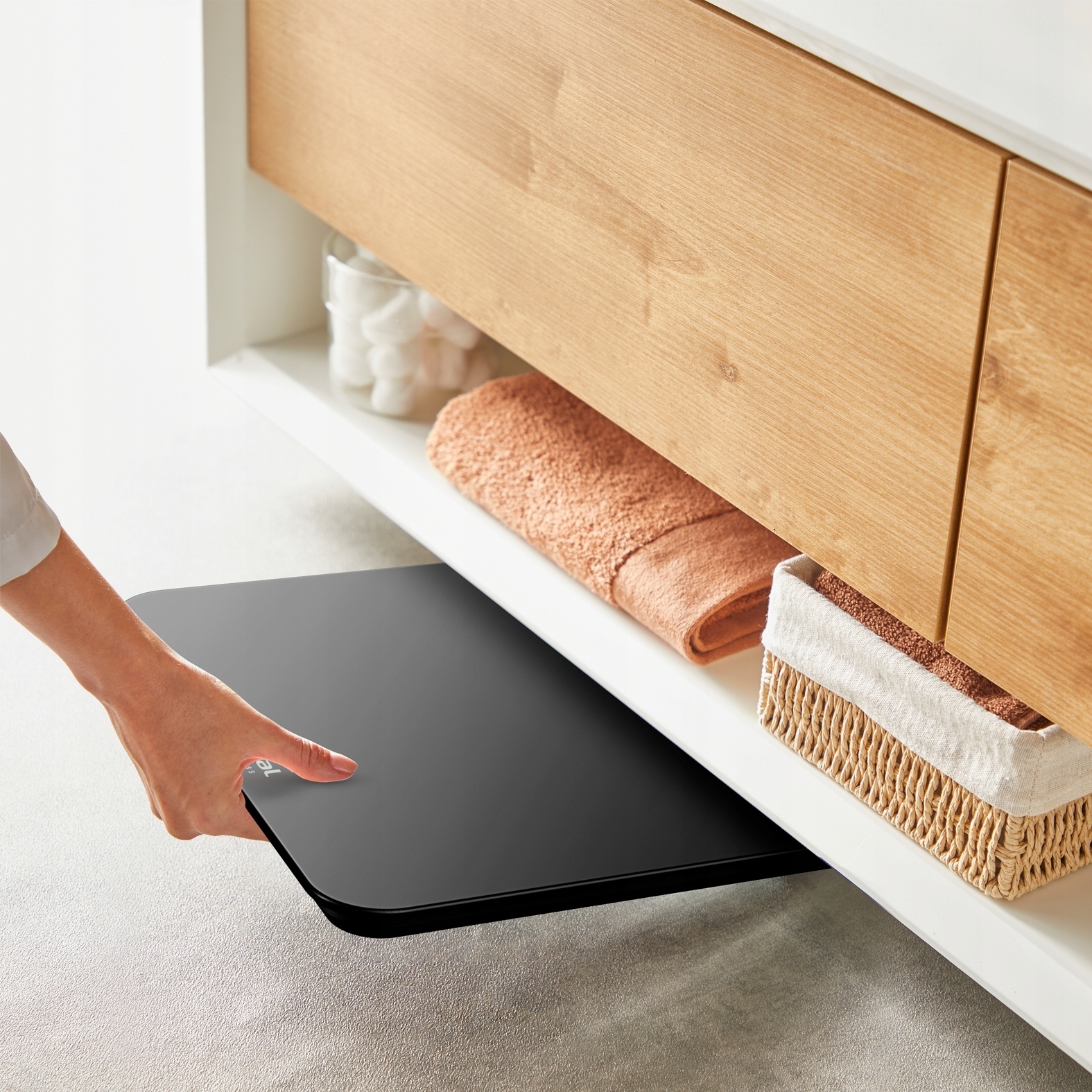 Smukła konstrukcja z elegancką szklaną platformą – Dyskretne przechowywanie