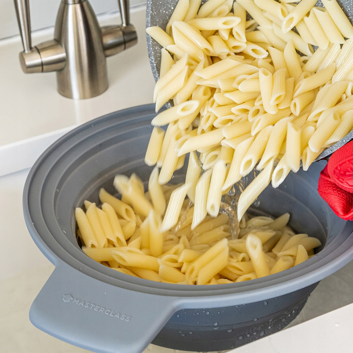 Praktyczne zastosowanie: Odcedzanie makaronów, warzyw i owoców