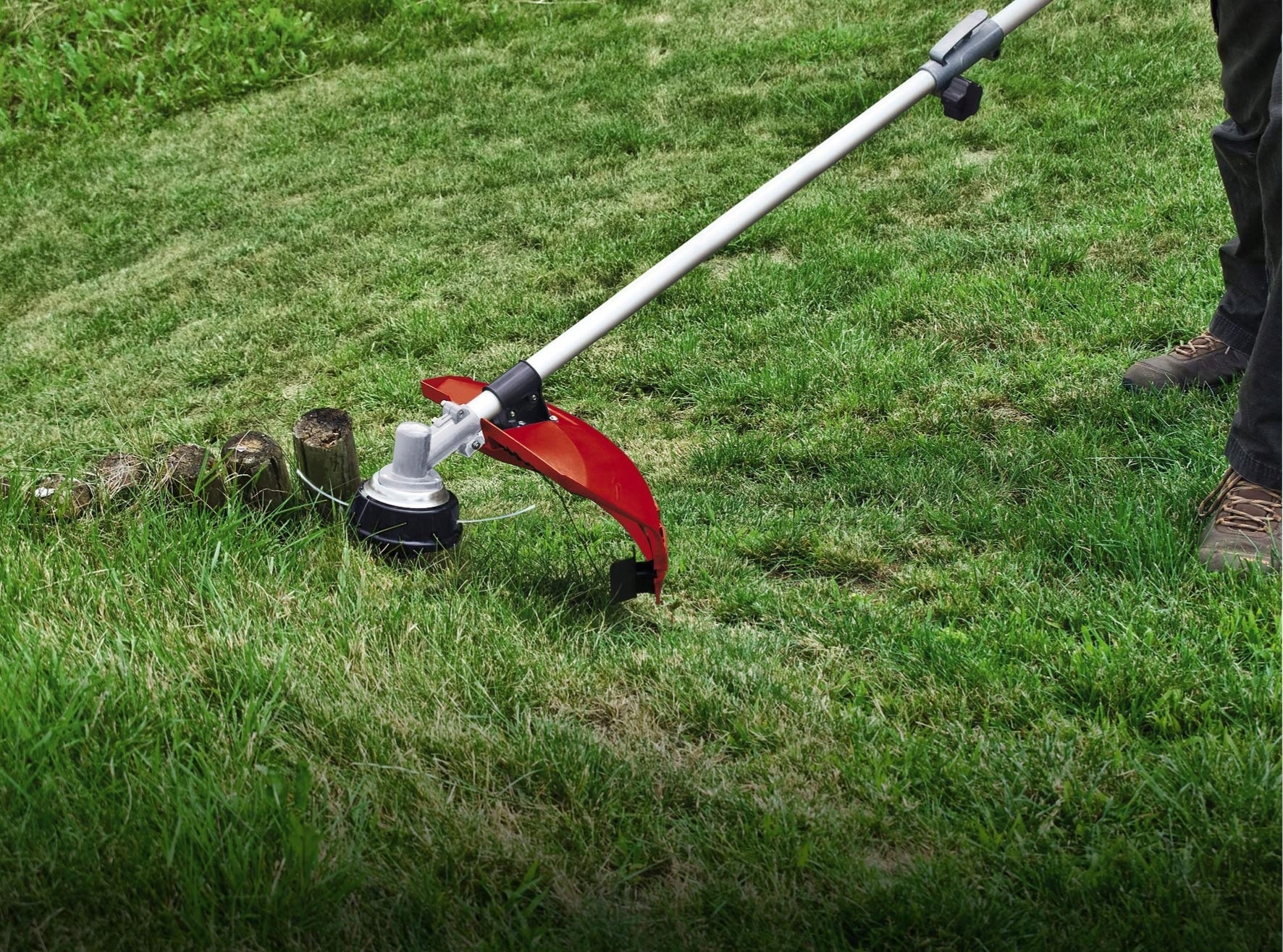 Funkcjonalność 2 w 1: Kosa i podkaszarka w jednym urządzeniu