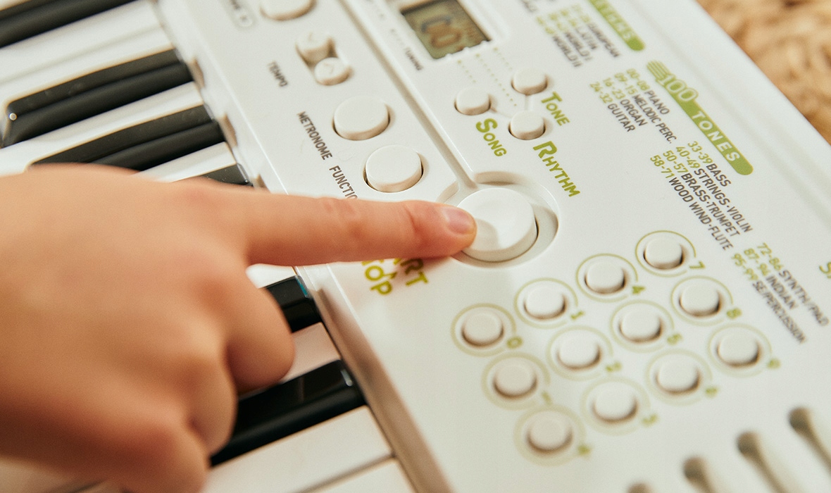 Bogaty zestaw wbudowanych brzmień i rytmów