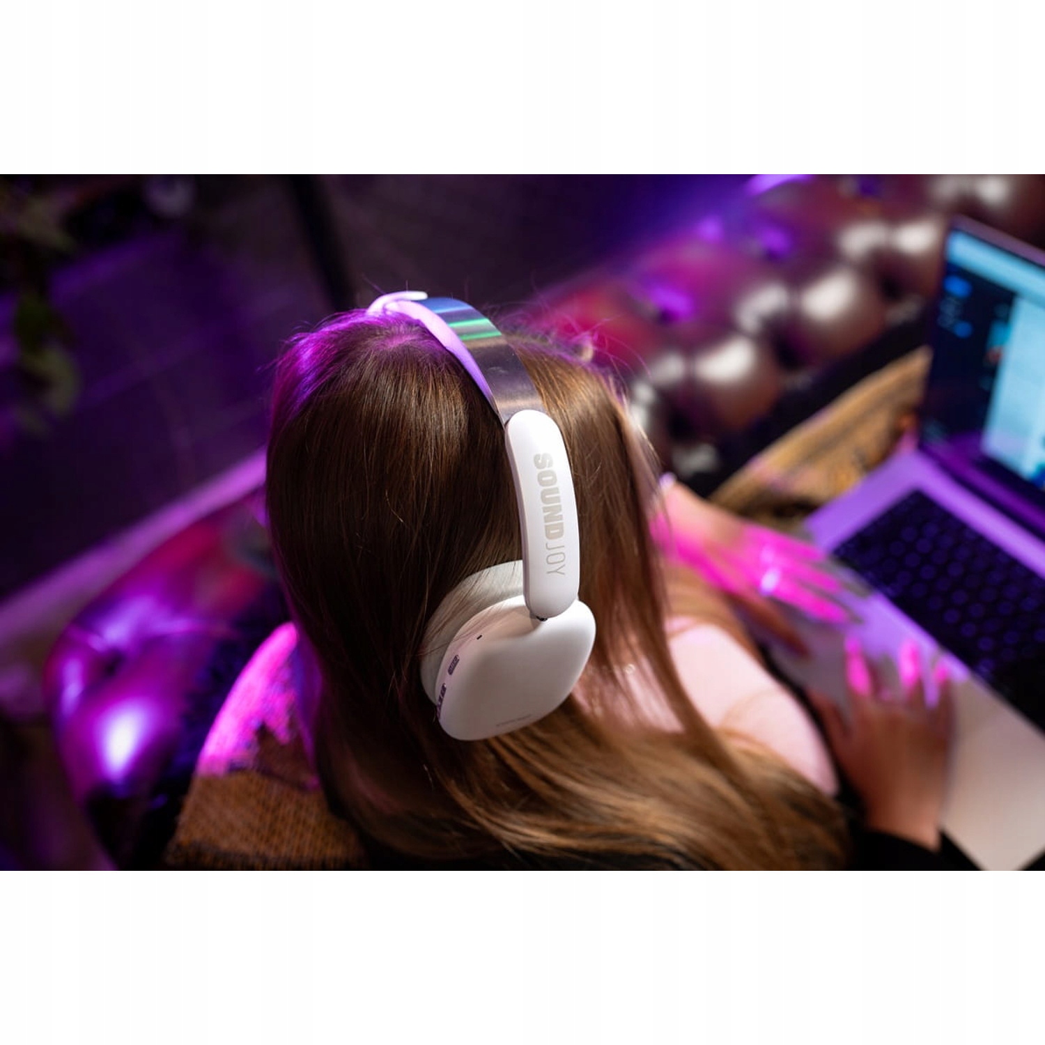 Tryb przezroczysty – Słuchaj otoczenia bez zdejmowania słuchawek