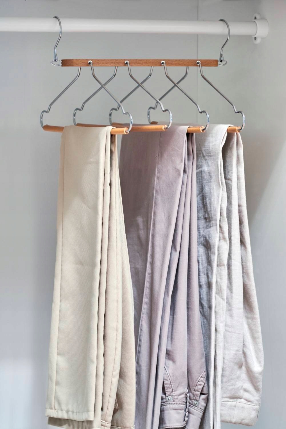 Łatwy dostęp do ubrań dzięki 4 wieszakom
