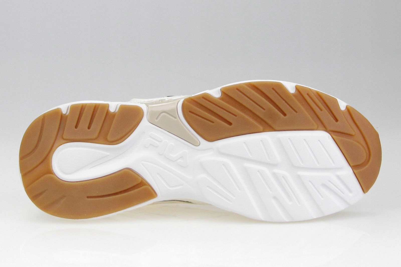 Lekko podwyższona podeszwa z przyczepnym bieżnikiem