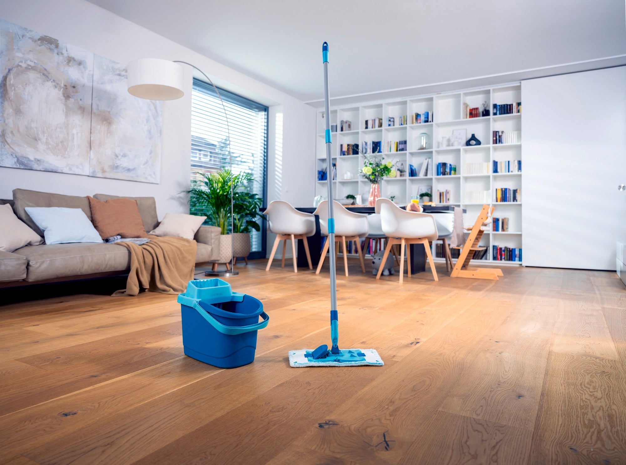 Kompaktowe wiadro z systemem łatwego wyciskania