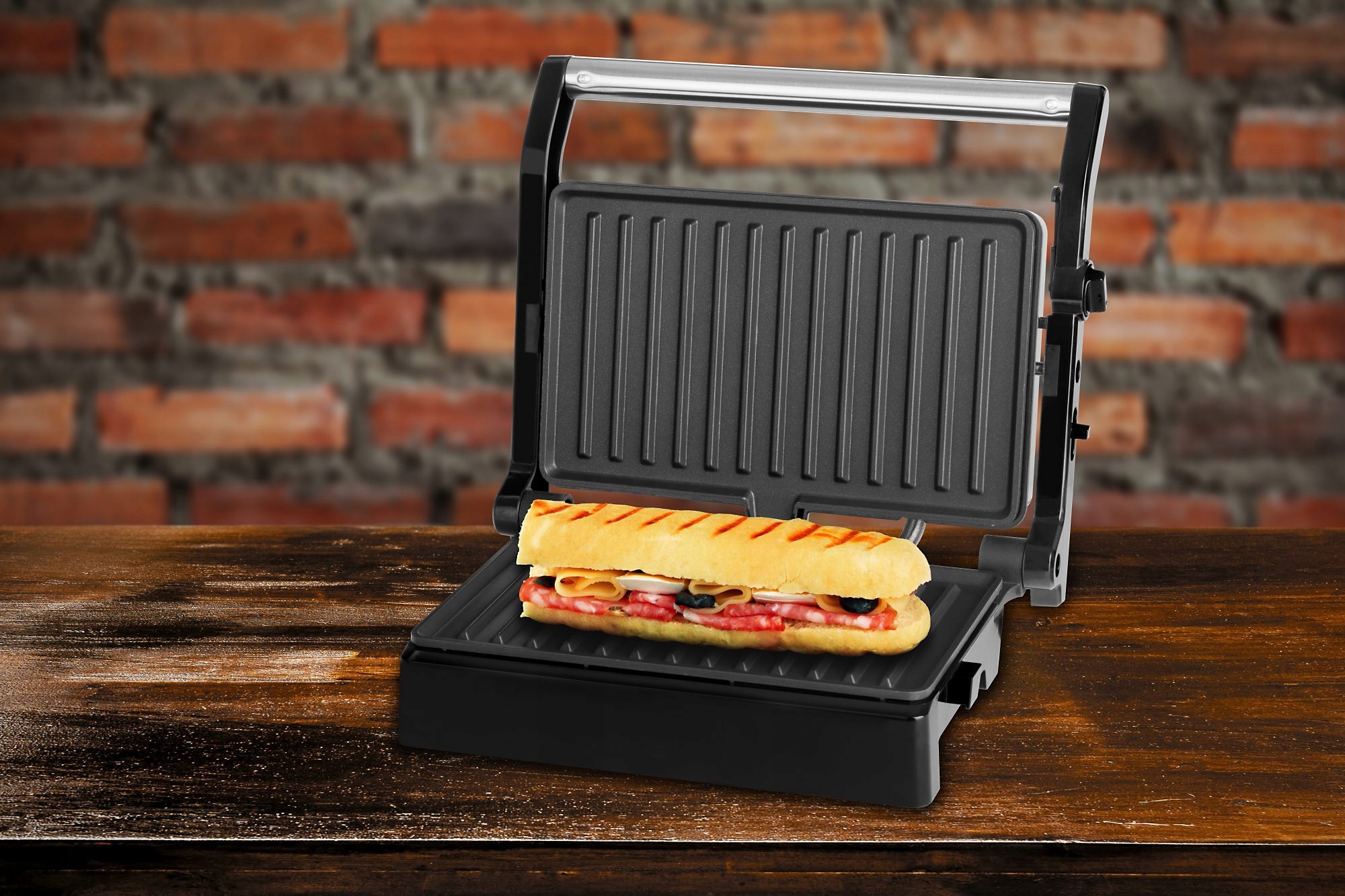 Wysoka moc 1500 W – Szybkie i równomierne opiekanie