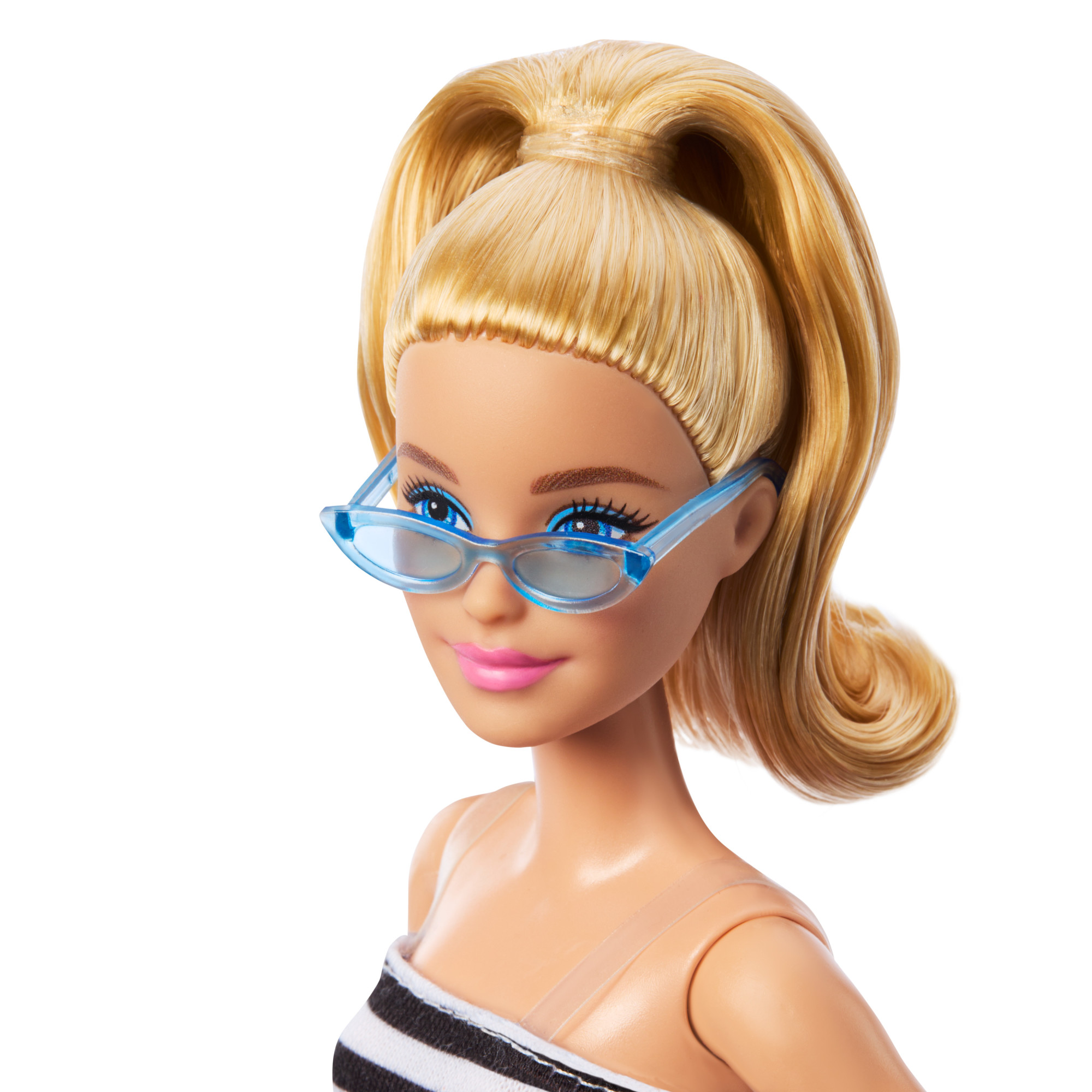 Niebieskie okulary przeciwsłoneczne - must-have każdej fashionistki