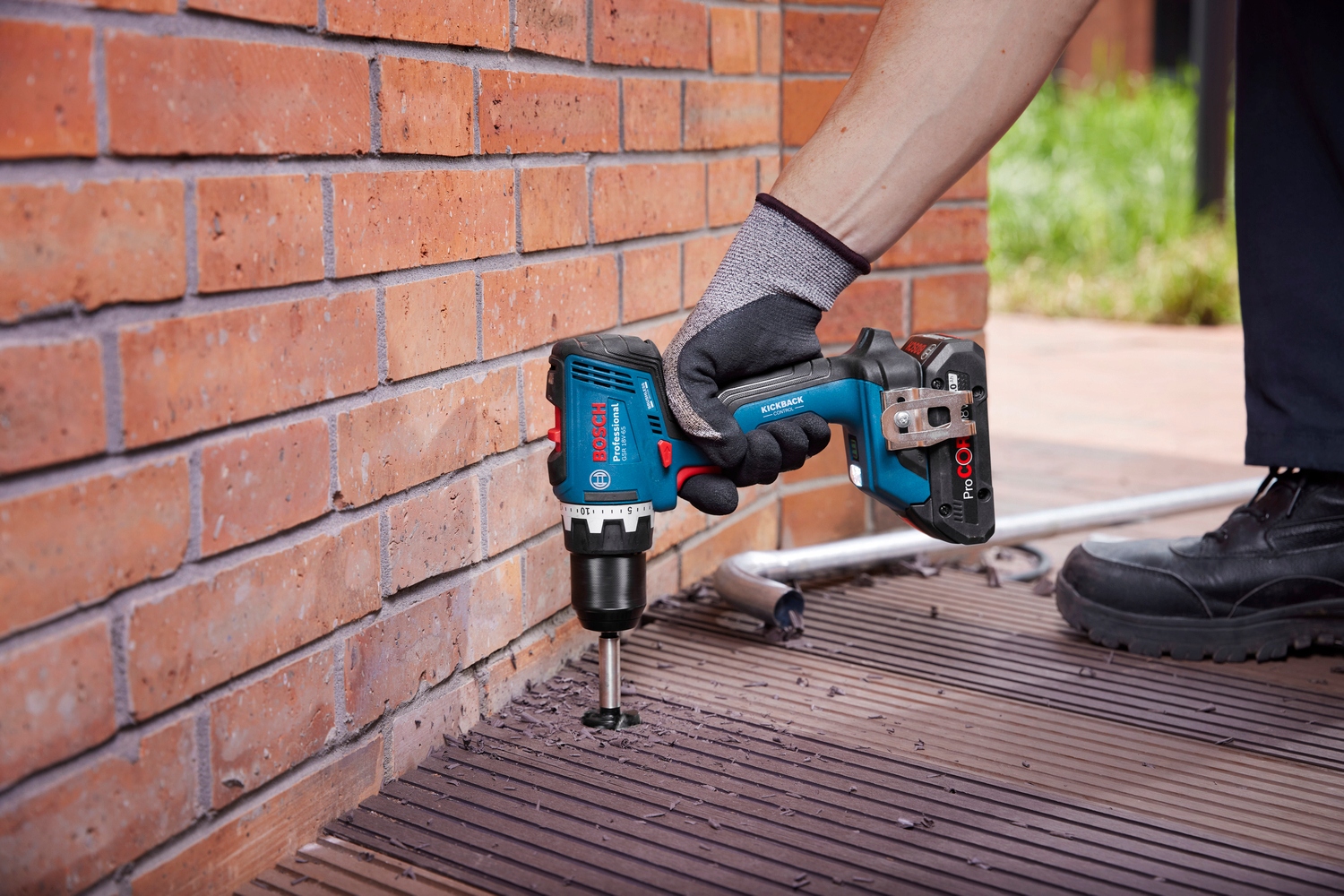 Wbudowana latarka LED – Oświetlenie miejsca pracy w trudnych warunkach