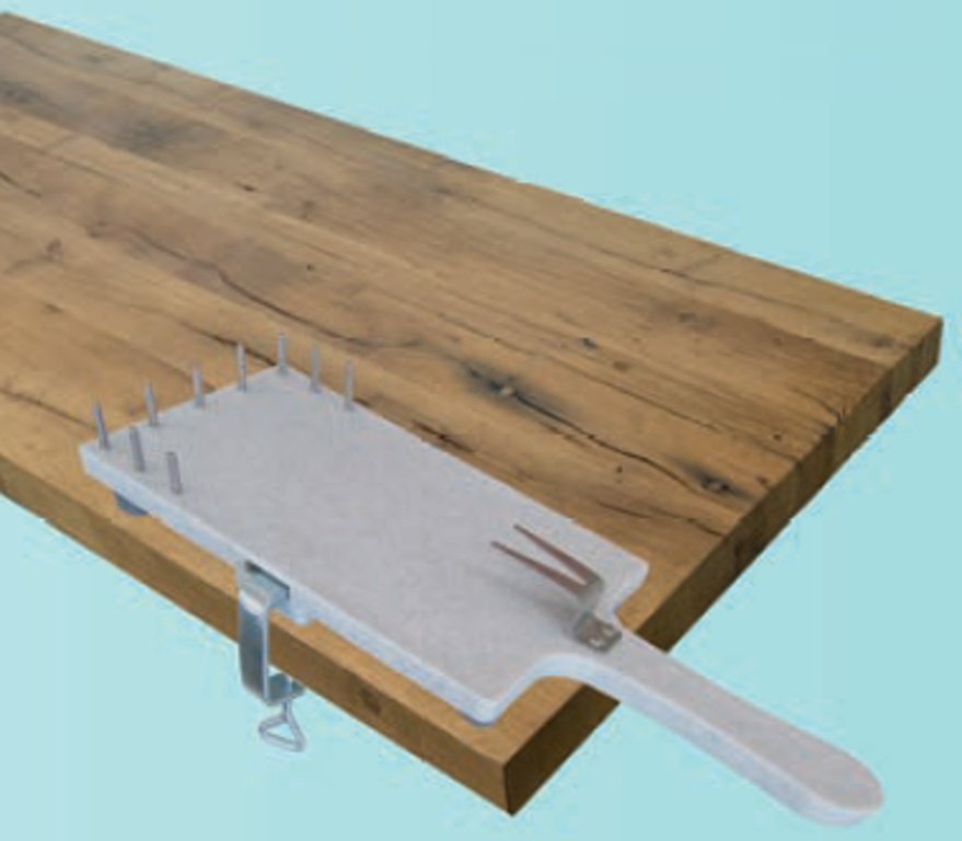 Stabilność dzięki gumowym nóżkom i zaciskowemu mocowaniu