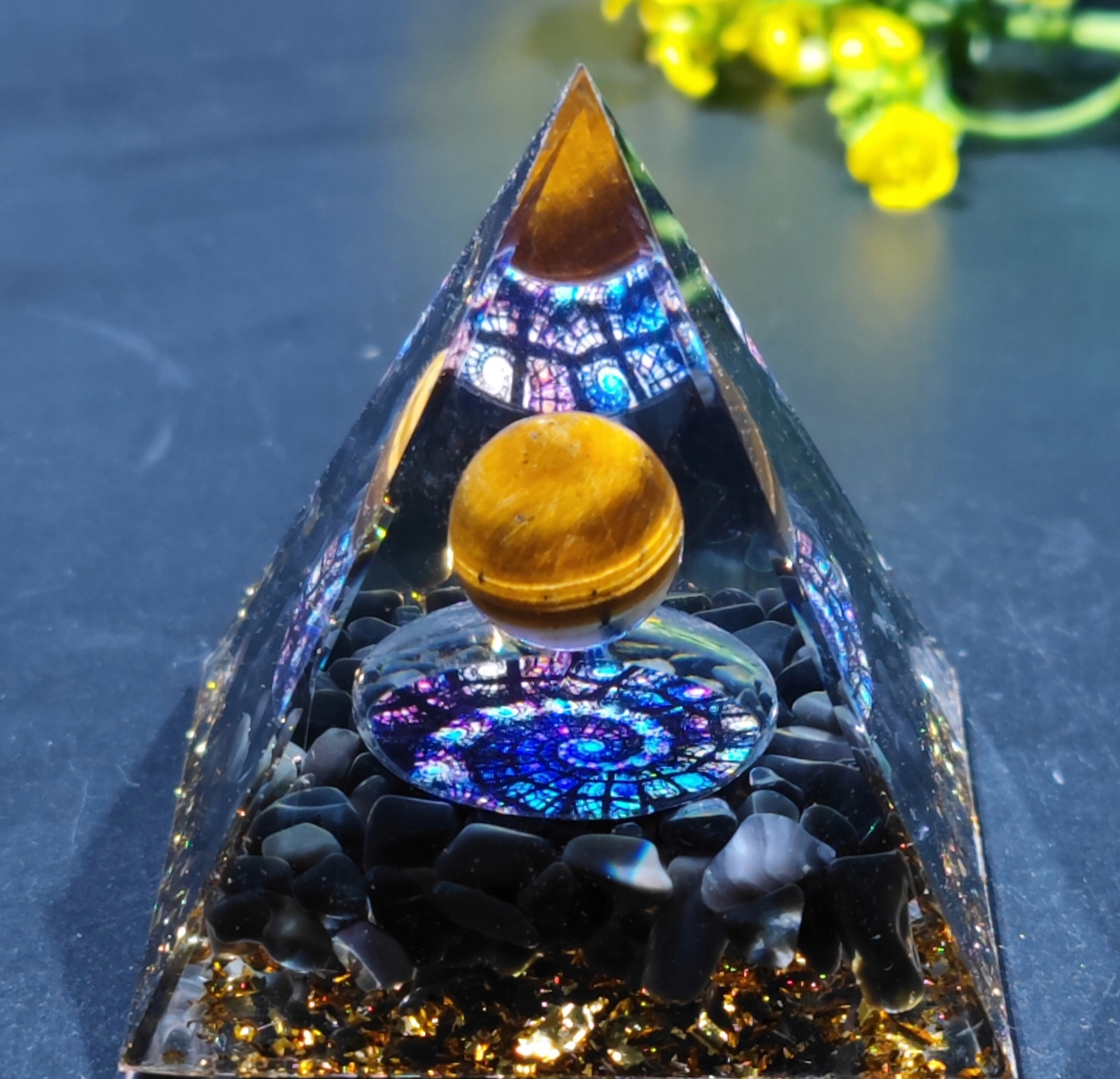 Piramida ORGONIT + LED Lampka PODSTAWA 5cm KRYSZTAŁ KAMIENIE AMULET 5cm HX13 – Energia i harmonia w Twoim wnętrzu