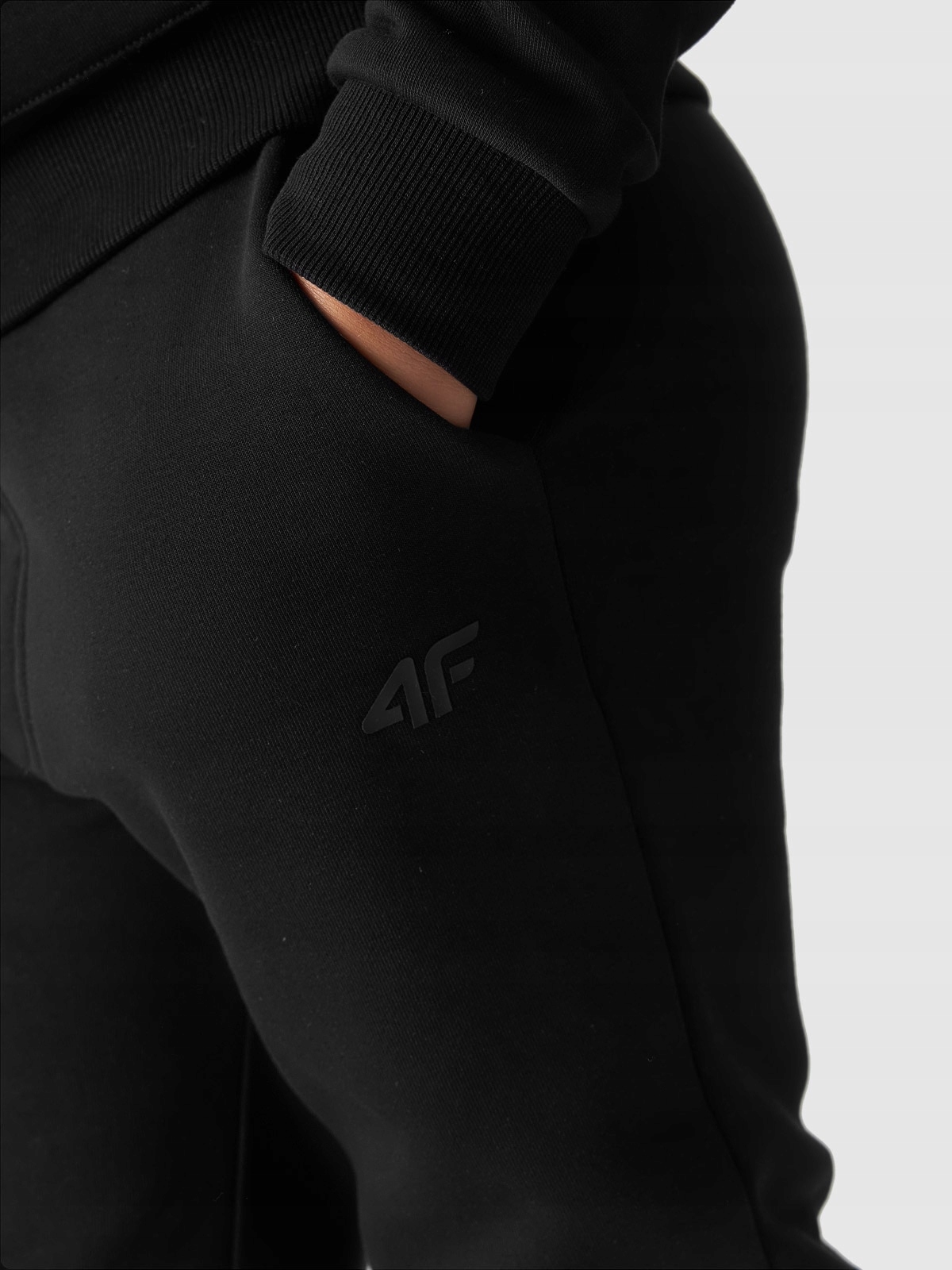 Funkcjonalne kieszenie boczne – praktyczność na co dzień