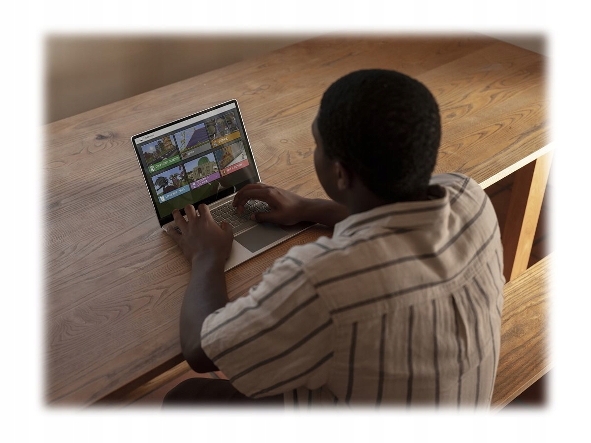 Klawiatura pełnowymiarowa z dużym trackpadem – Komfort pisania przez cały dzień