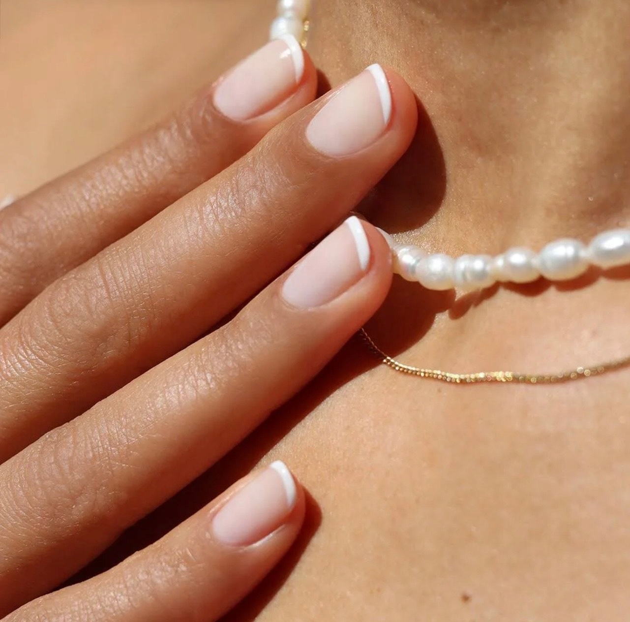 Kolor Milky White – Elegancja i subtelność na Twoich paznokciach