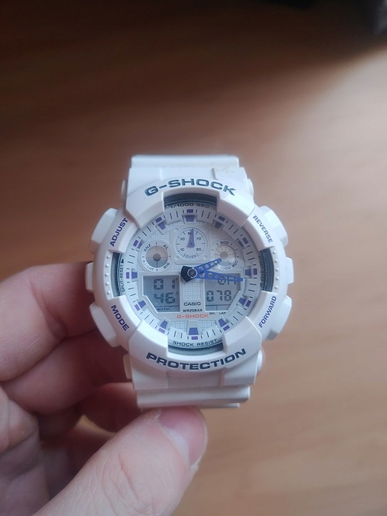 Kwarcowy mechanizm i analogowo-cyfrowy wyświetlacz