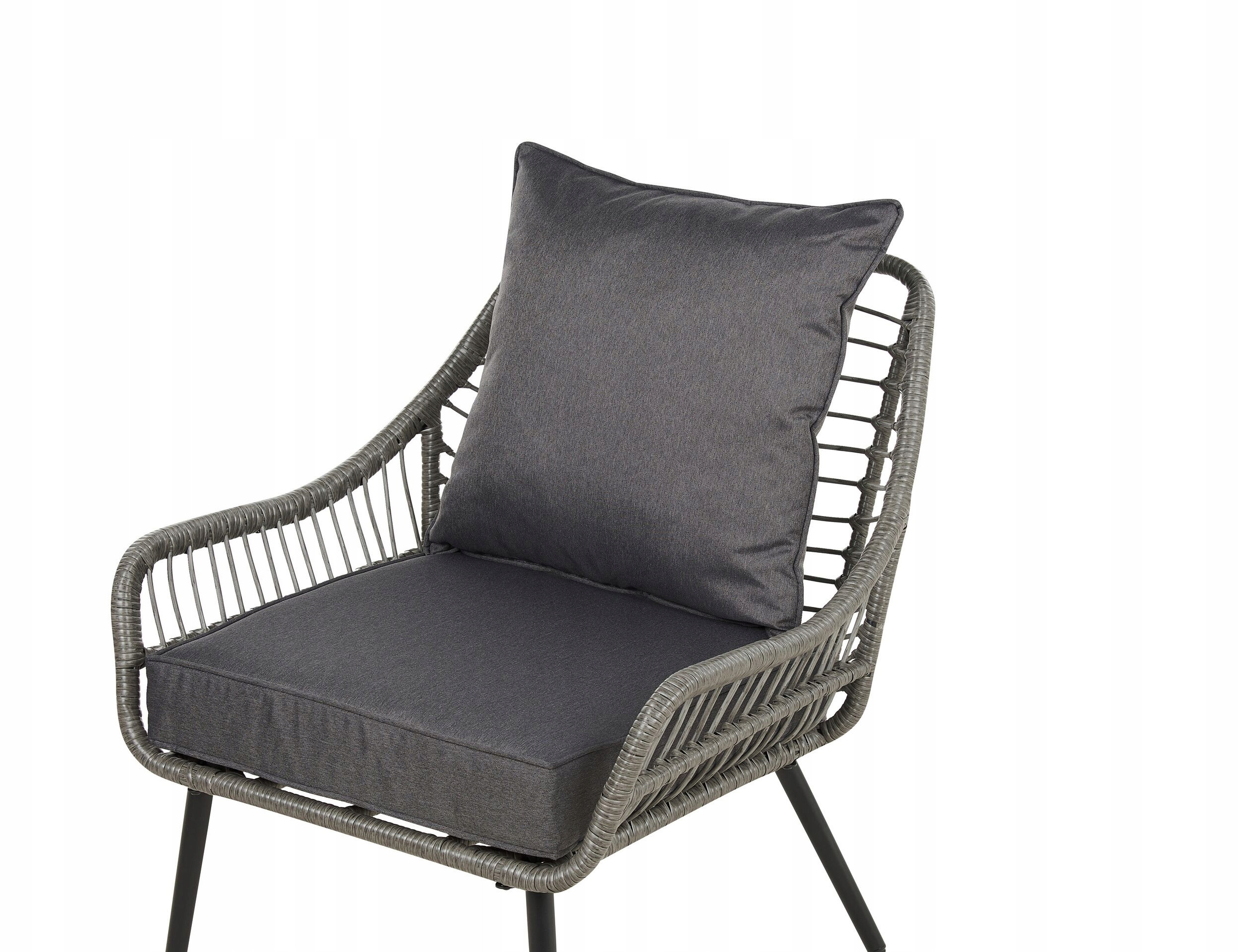 Funkcjonalność i estetyka – Krzesła z poduszkami i stolik kawowy