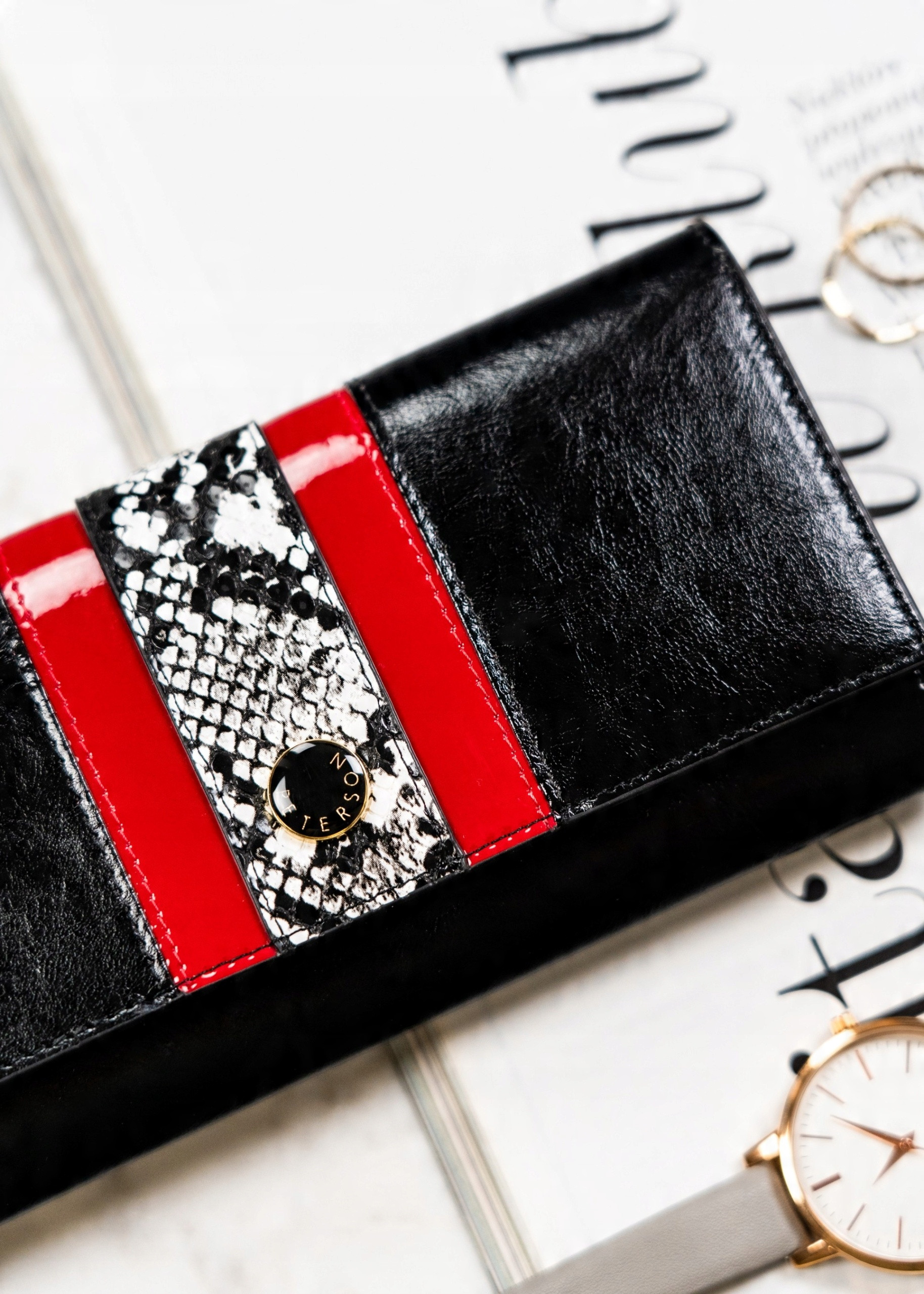 Klasyczny czarny kolor z modowym akcentem