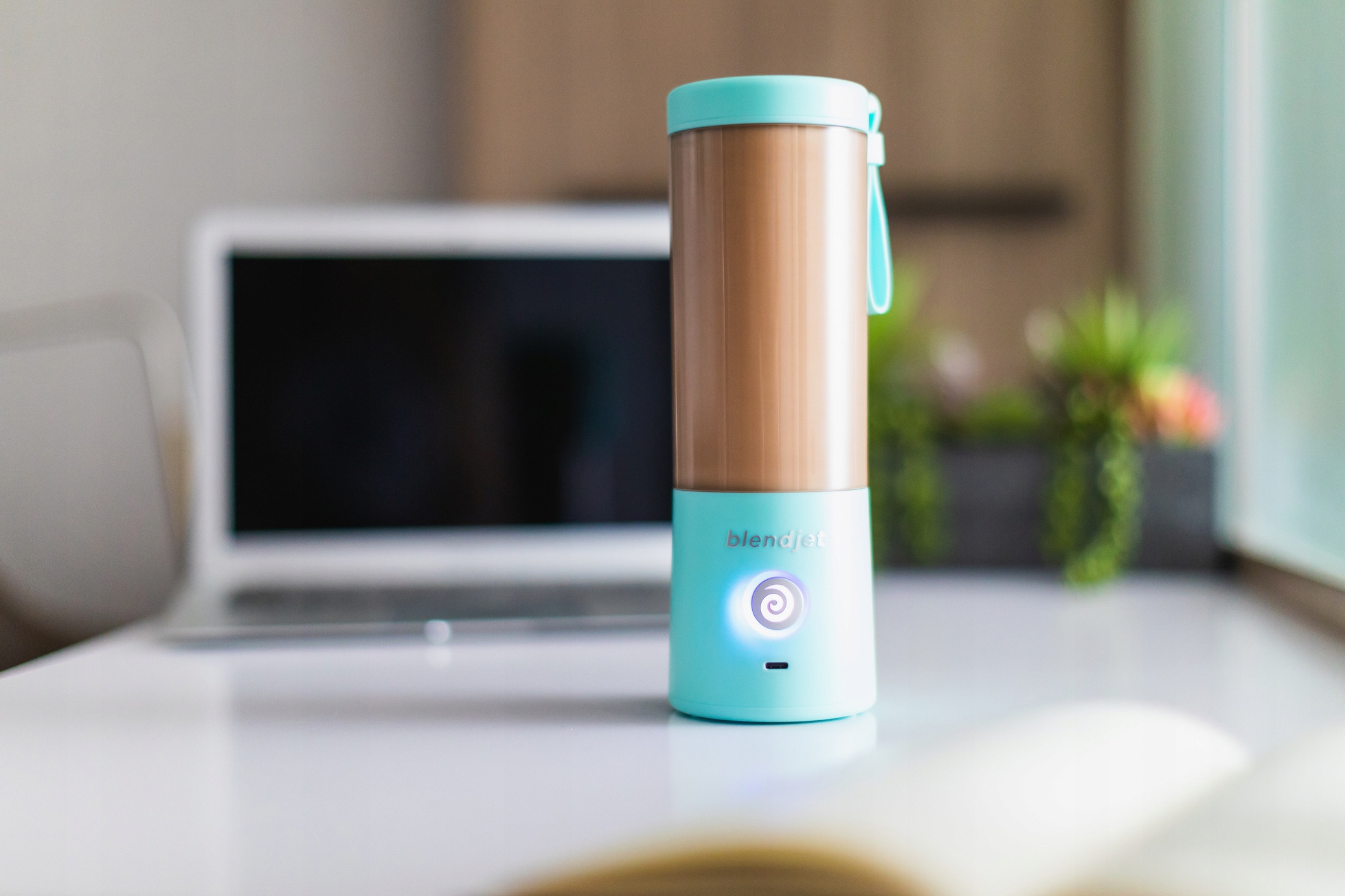 Wbudowany akumulator – Miksuj ponad 15 razy na jednym ładowaniu