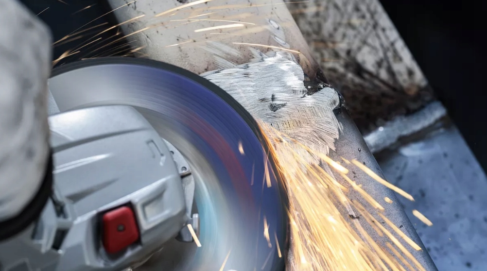 Zastosowanie w Praktyce – Szlifowanie Stali i Przygotowanie Powierzchni