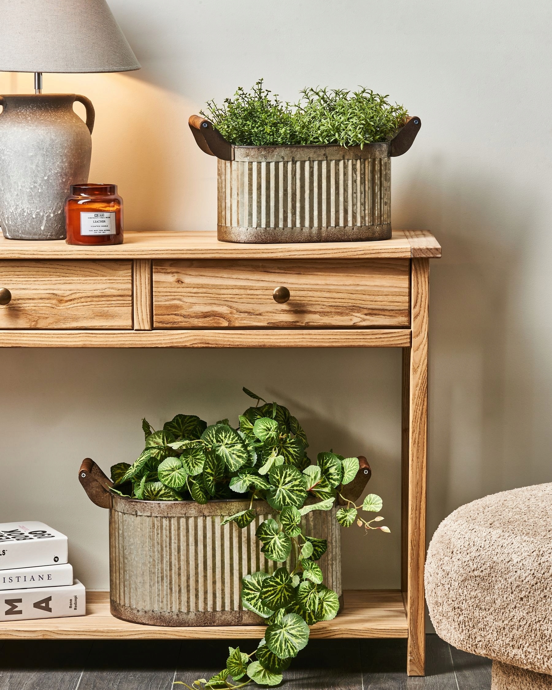 Stylowe połączenie metalu i drewna eukaliptusowego