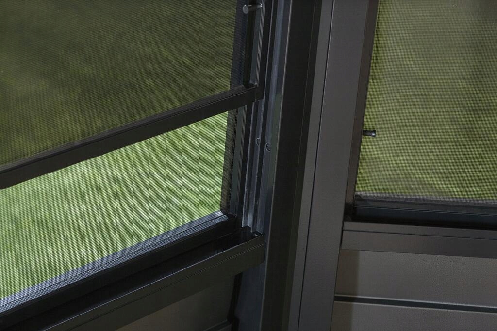 Okna z moskitierami dla komfortu użytkowania