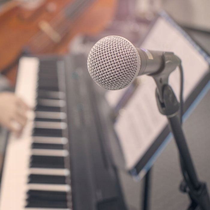 Wbudowane głośniki i podłączenie do systemu HiFi