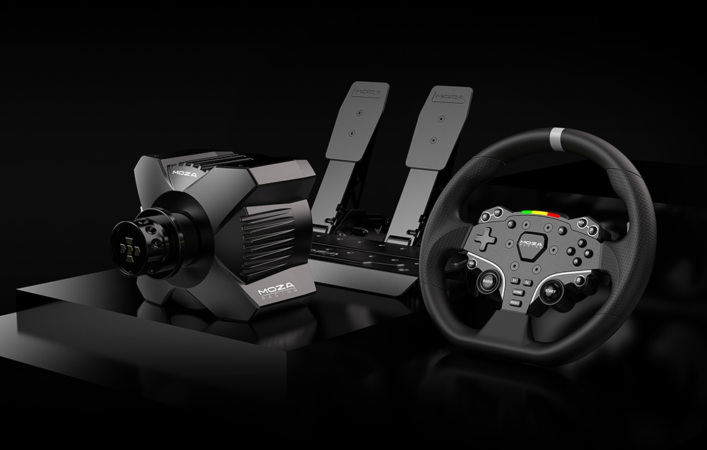 Kierownica gamingowa MOZA, baza MOZA i pedały na czarnej powierzchni.
