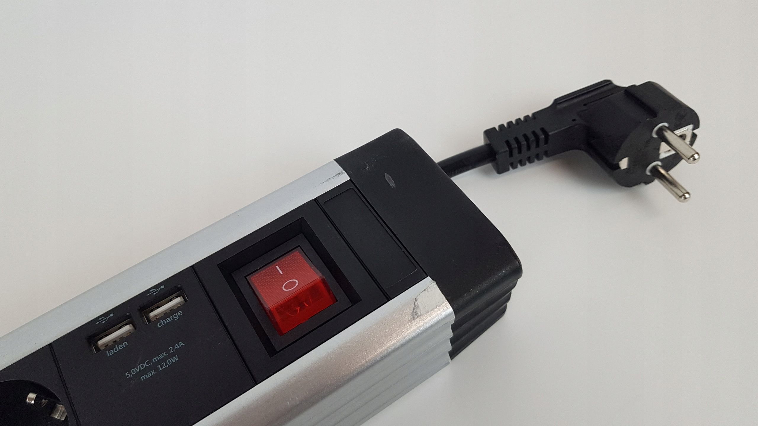 Wbudowane szybkie ładowanie z portami USB