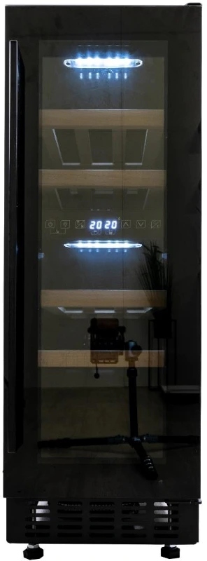 Wysuwane drewniane półki dla wygodnego przechowywania