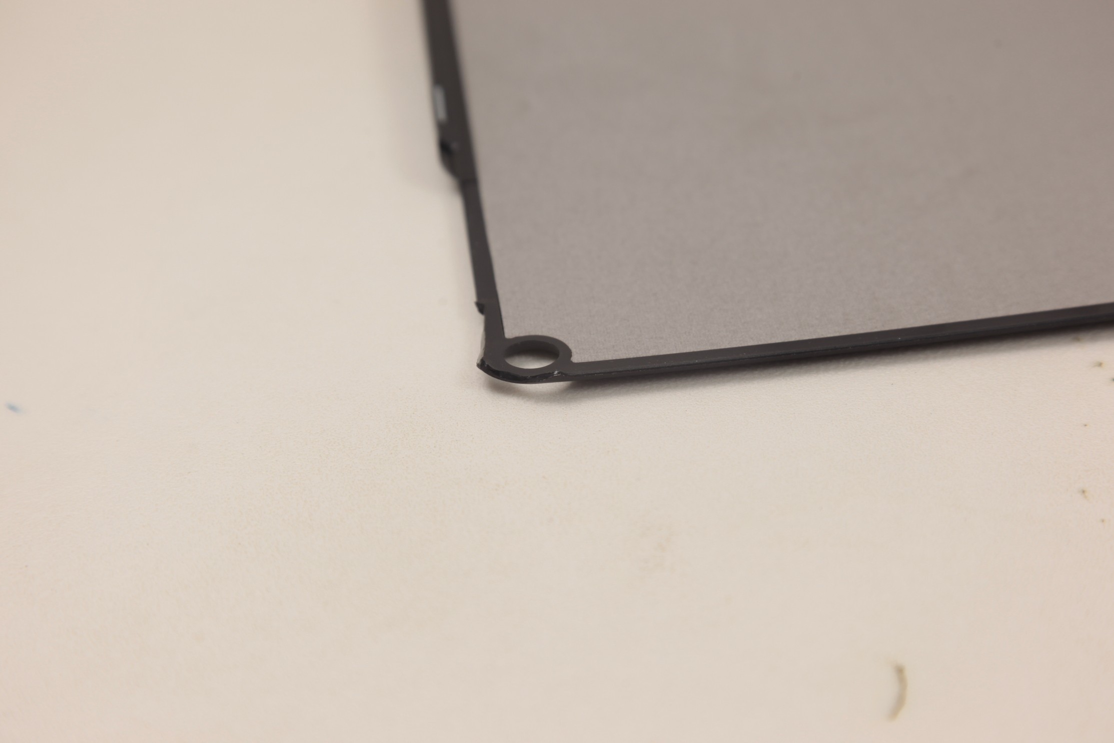 Ultracienka konstrukcja – Zaledwie 0,3 mm grubości