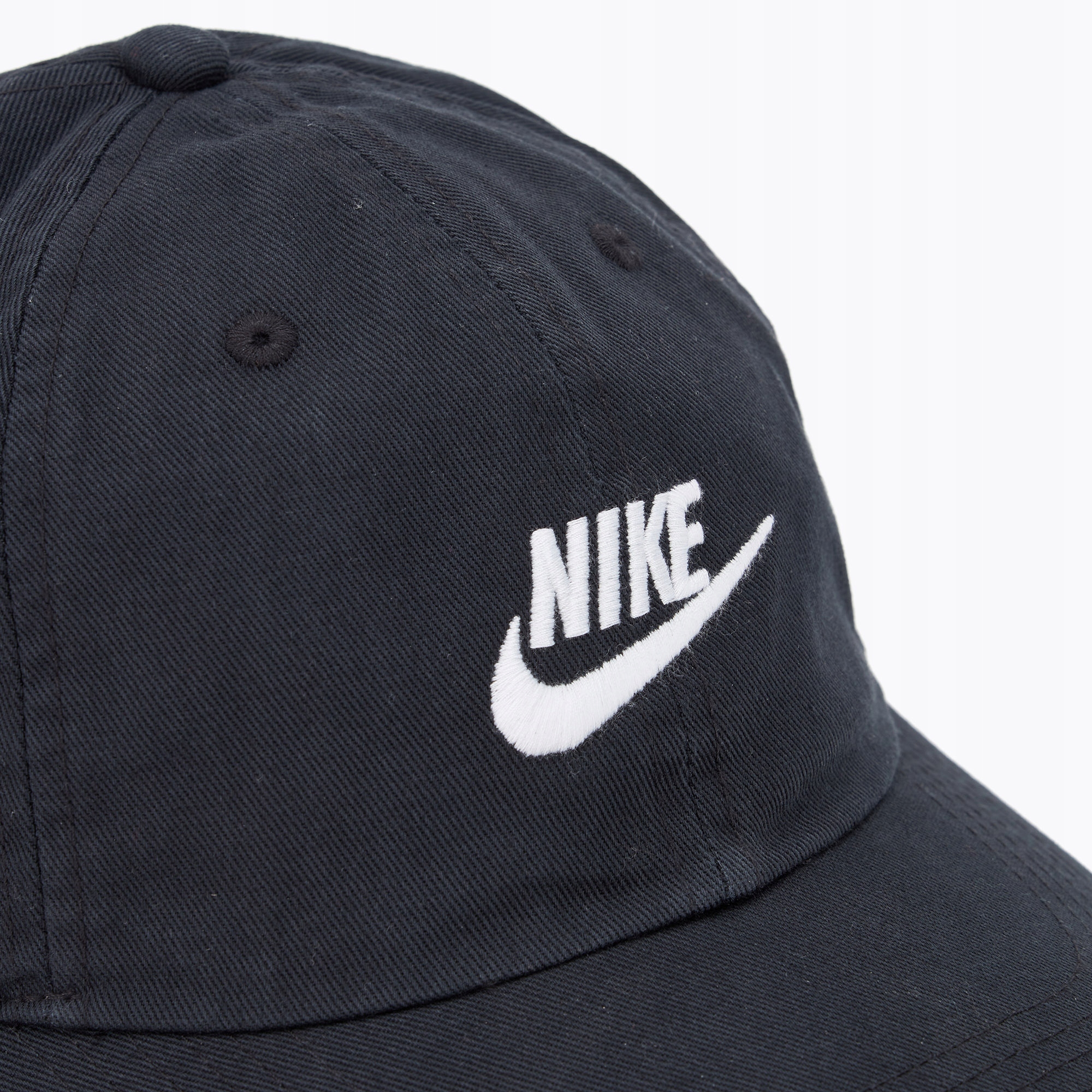 Wyszywane logo Nike Futura – Klasyczny design dla młodych sportowców