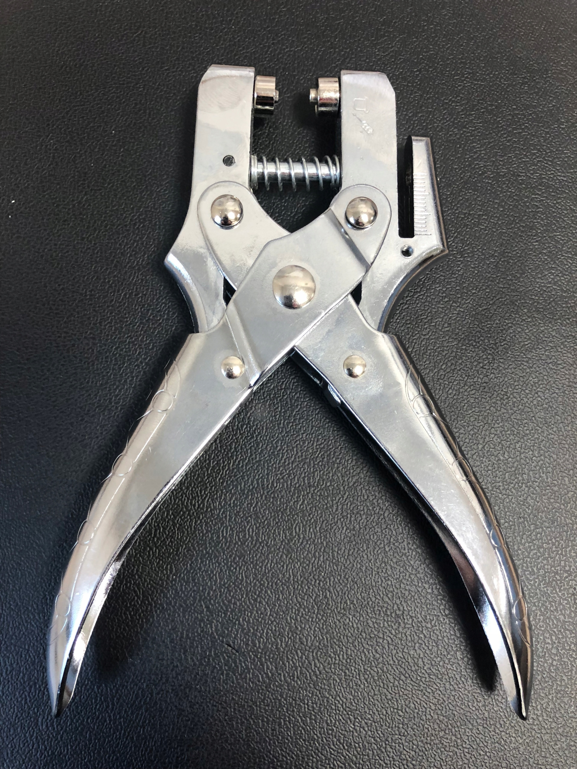 KW-TRIO Zaciskarka do nitów KW-triO Eyelet Punch 09718 – Niezbędne narzędzie do łączenia materiałów