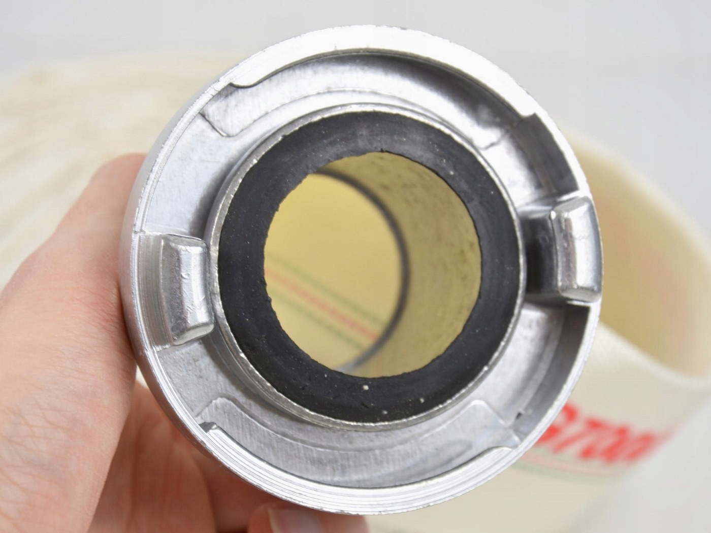 Wyposażony w 2 szybkozłączki z uszczelką