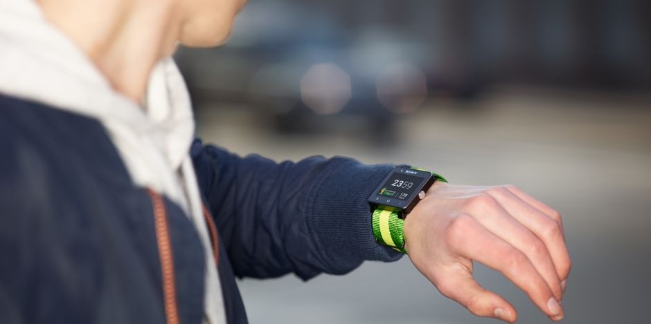 Niezwykle wysoka wydajność baterii pozwala korzystać z zegarka SmartWatch 2 do 4 dni bez konieczności ładowania